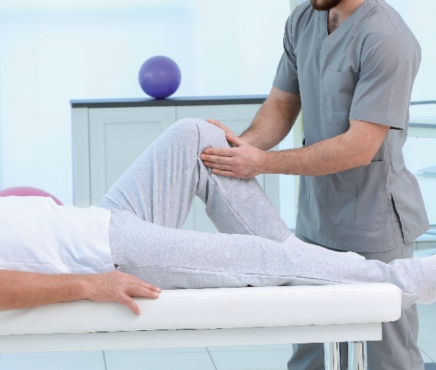 Masaje de rodilla - Clínica Ábalo (Cádiz)